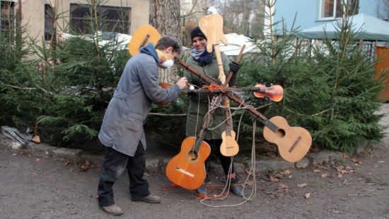 Christin und Malte bei den letzten Vorbereitungen, der wunderbare Gitarrenstern soll wieder leuchten.