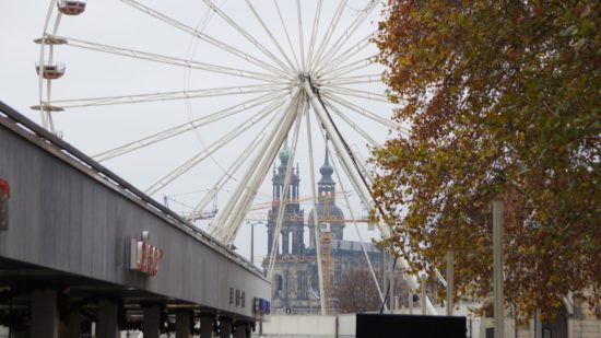 Die Haupstraße als weihnachtliche Einflugschneise