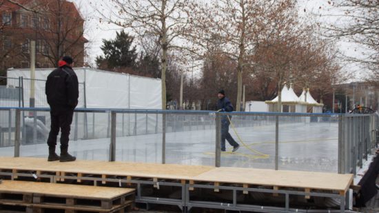 Der Aufbau der Eisbahn. Die Kälte kommt gelegen.