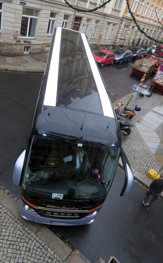 Millimeter für Millimeter schob sich der Bus um die Ecke.