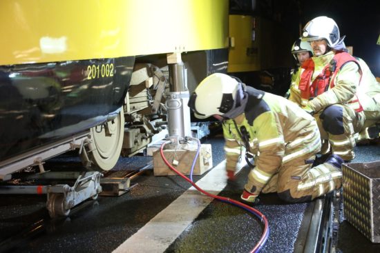 Mit hydraulischen Hebern wurde die Bahn angehoben - Foto: Roland Halkasch