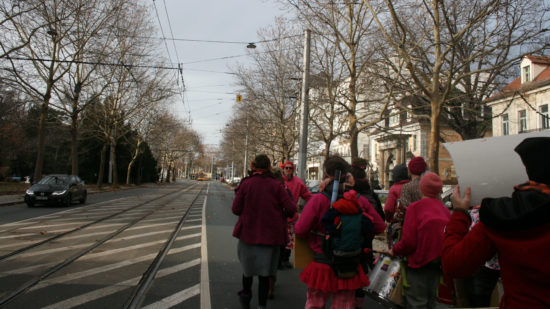 Die Trommelgruppe RoR sorgt für Stimmung auf der Bautzner Straße.