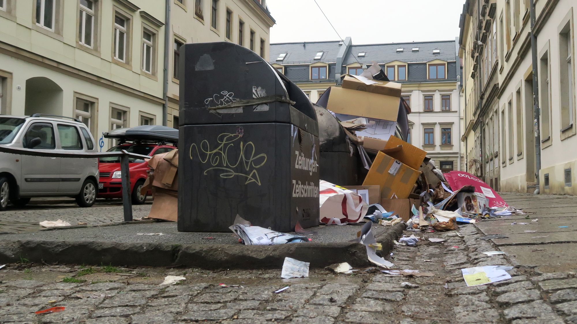 Voller Unterflur-Container an der Talstraße