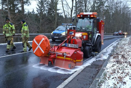 Fahrbahnreinigungsfahrzeug der Feuerwehr - Foto: Roland Halkasch