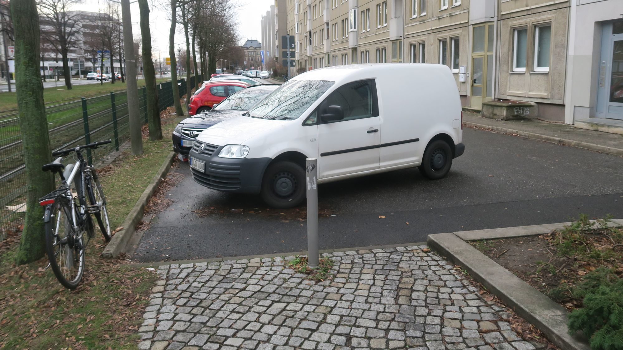 Wenn man aktuell mit dem Rad vom Albertplatz zur Carolabrücke will gibt es zwar im Westen eine Alternative, allerdings mit vielen Querungen und Hindernissen.