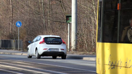 Geschwindigkeitskontrolle im Haltestellenbereich