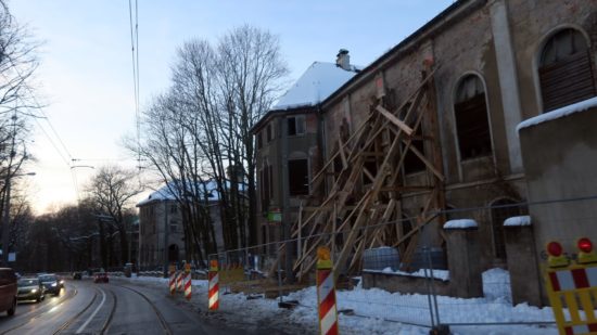 Mit einem Abstützsystem aus Holz wird die einsturzgefährdete Wand gehalten.