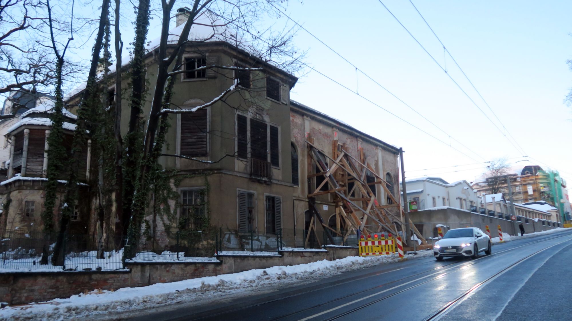 Die Bautzner Landstraße ist wieder frei, der nördliche Fußweg noch gesperrt.