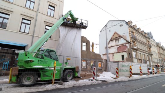 Heute Mittag stand nur noch ein kleiner Rest der Fassade.