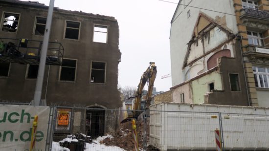 Am Dienstag war die Fassade zur Hälfte weg.