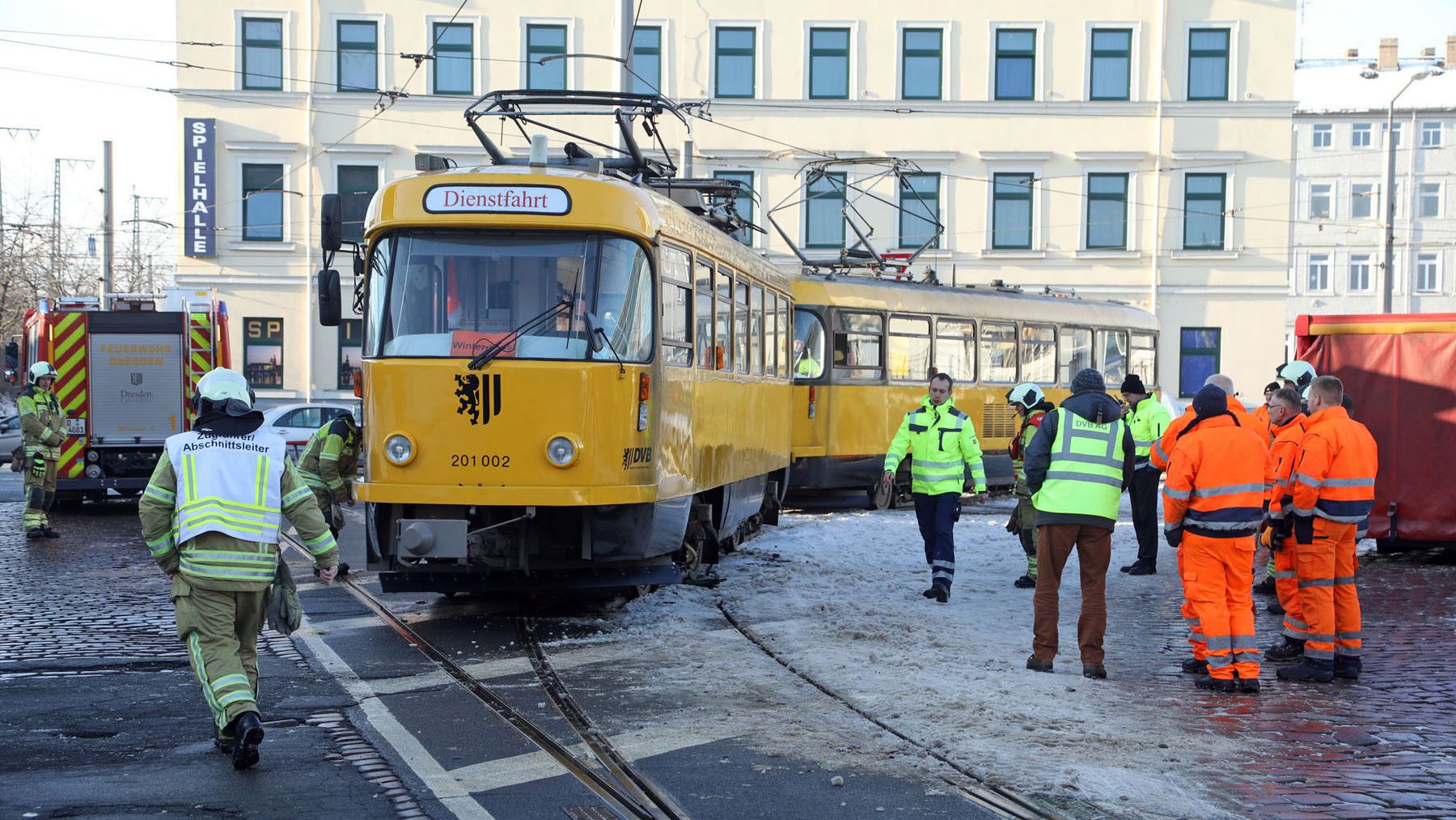 Entgleiste Arbeitsbahn der DVB - Foto: Roland Halkasch