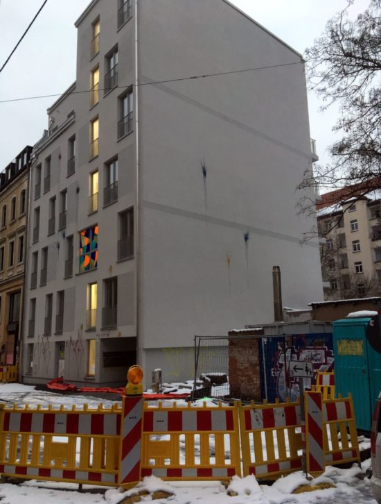 Rudolfstraße 15 mit Farbe attackiert - Foto: Jens R.