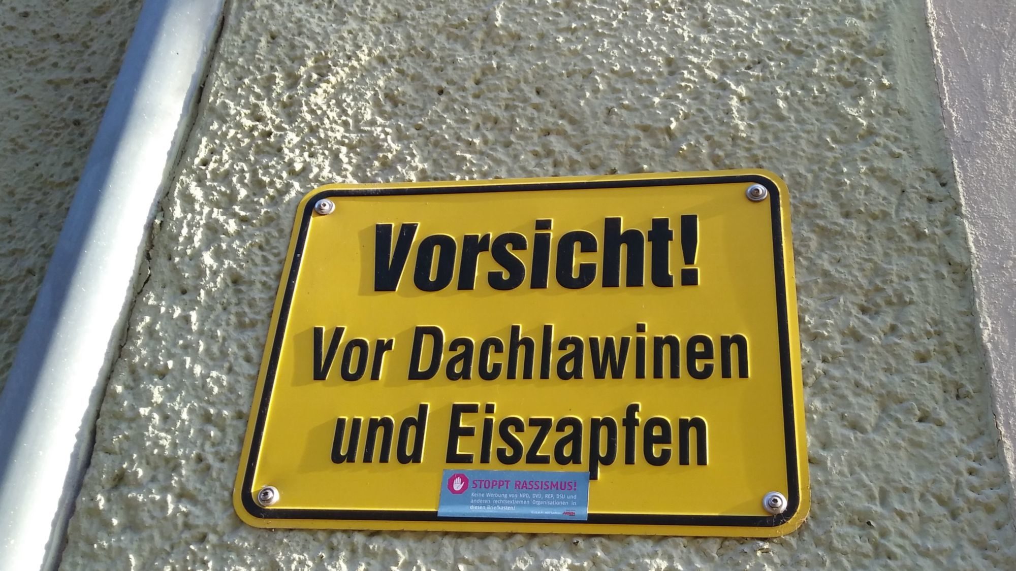 Eiszapfenwarnschild auf der Prießnitzstraße