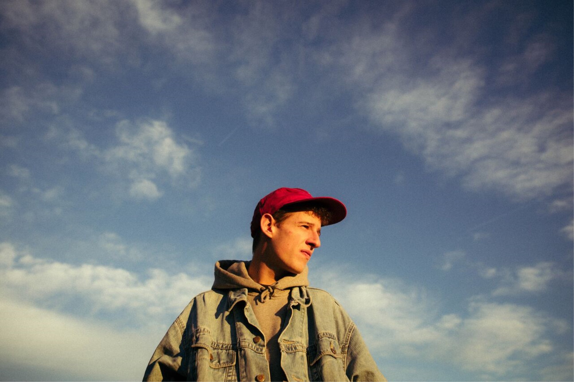 Wie die Wolken lässt Shelter Boy das Leben gerne an sich vorbei ziehen und singt darüber, was er sieht. Fotograf: Philipp Gladsome