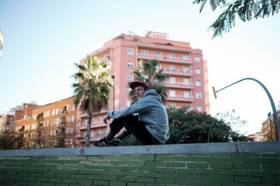 Gerade schiebt Simon alias Shelter Boy noch Nachtschichten in Bars. Doch eines Tages will er von seiner Musik leben können. Fotograf: Philipp Gladsome