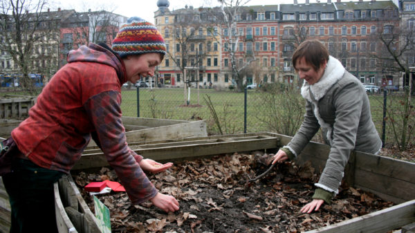 Eigentlich gärtnert Julia Mertens (links) im Kleinen Garten Strehlen und Anna Melnychuk im Bönischgarten Johannstadt.