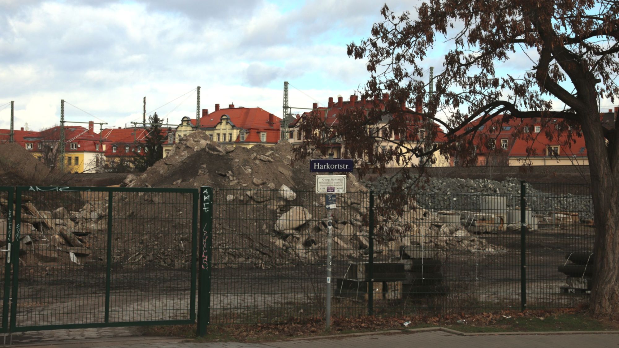 Das Gelände an der Harkortstraße gehört der Deutschen Bahn.