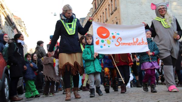 Umzug der Sonnenklecks-Kit-Kinder und Betreuerinnen und Eltern