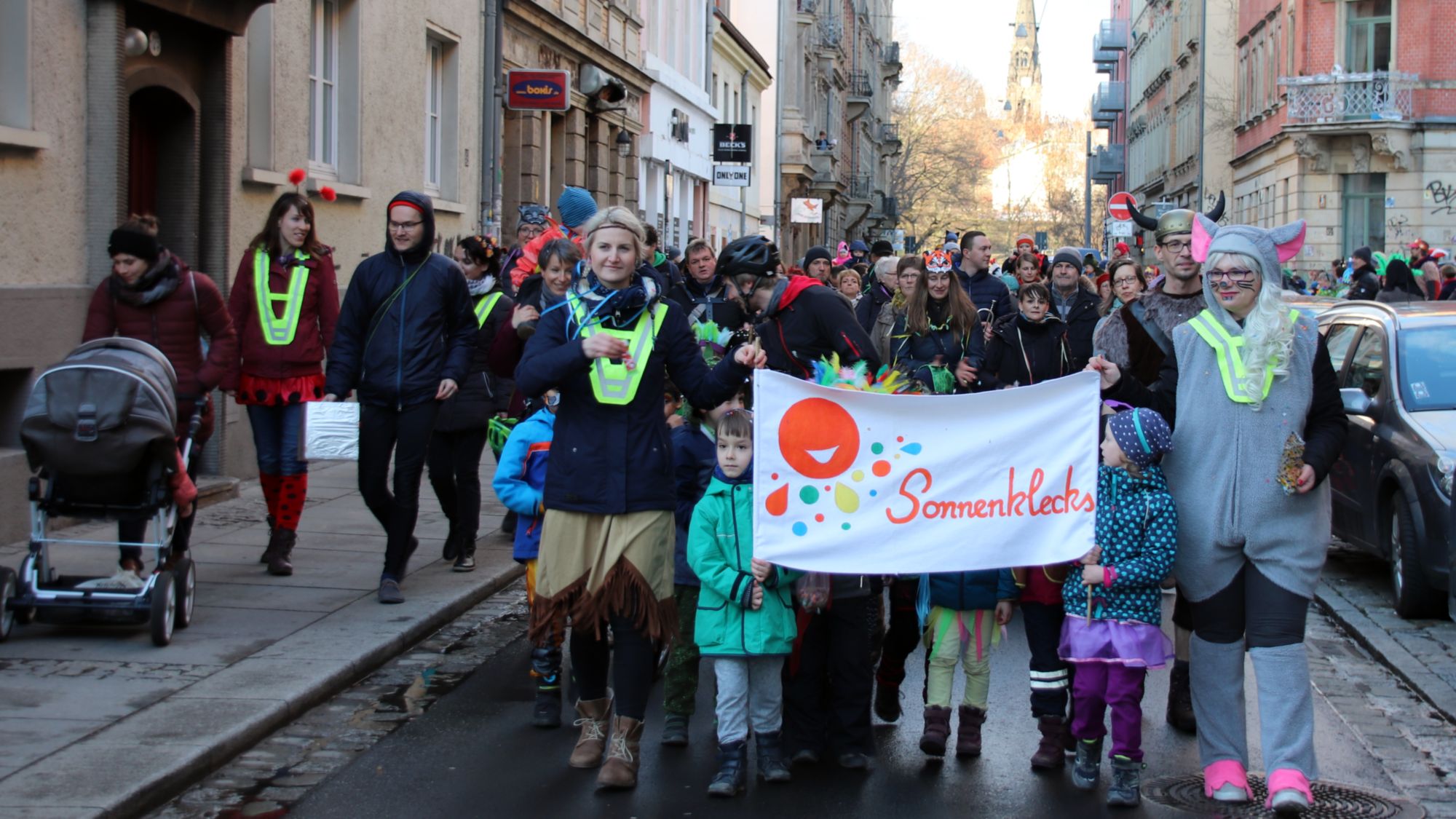 Umzug der Sonnenklecks-Kit-Kinder und Betreuerinnen und Eltern