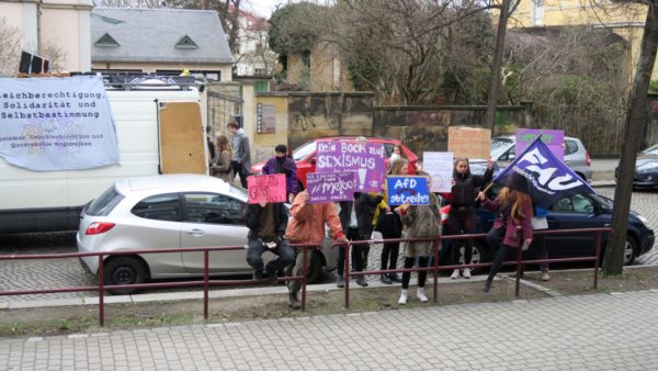 F*Streik-Demo vor der 30. Oberschule