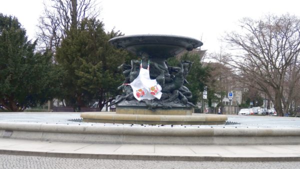 Die Stürmischen Wogen am Albertplatz zum Frauentag mit Schürze.