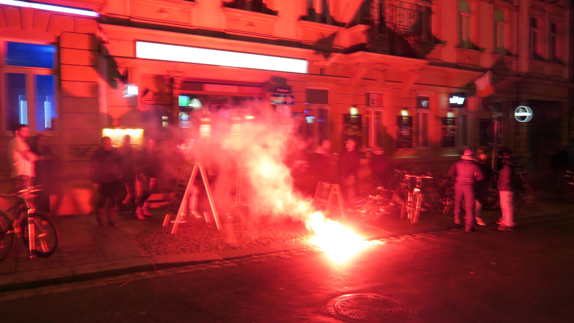 Kleine pyrotechnische Einlage auf der Alaunstraße