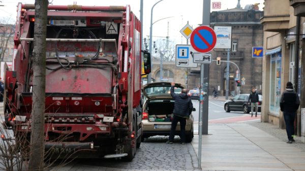 Falsch geparkte Autos verschlechtern die Sicht an der Kreuzung.