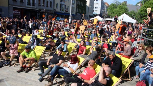 2018 zupften 46 Leute an ihren Klampfen auf dem Scheune-Vorplatz