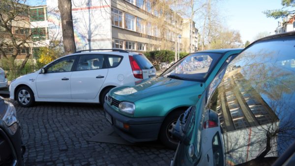 An der Kreuzung Forststraße, Hohnsteiner Straße ist es sehr eng.