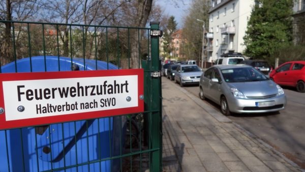 Die Feuerwehrzufahrt ist von der Hohnsteiner Straße