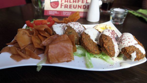 Arabischer Teller mit Falafel