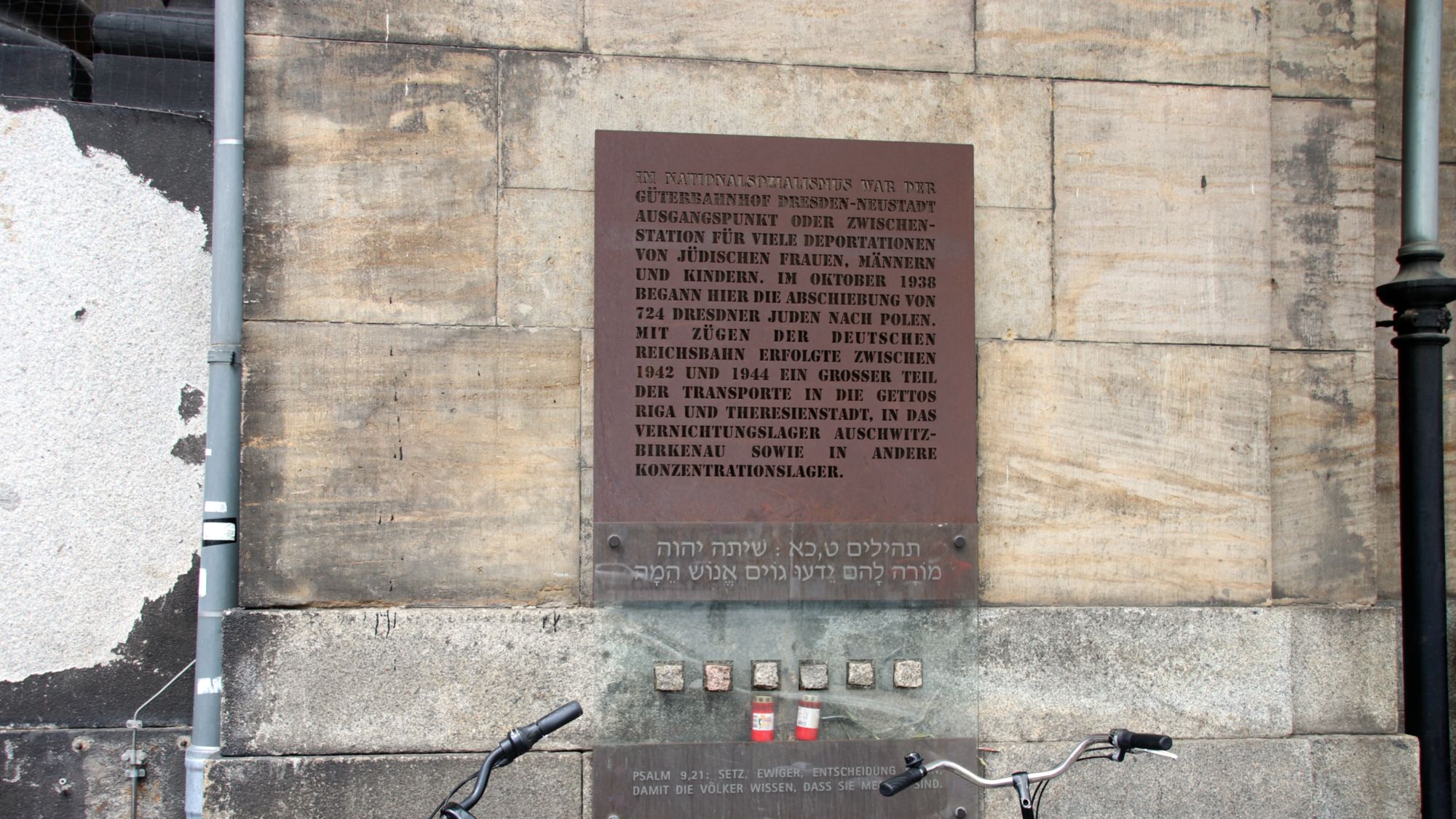 Gedenktafel am Bahnhof Neustadt - Foto: Archiv Anton Launer