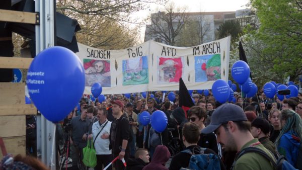 Mit Luftballons und Plakaten gegen das Polizeigesetz