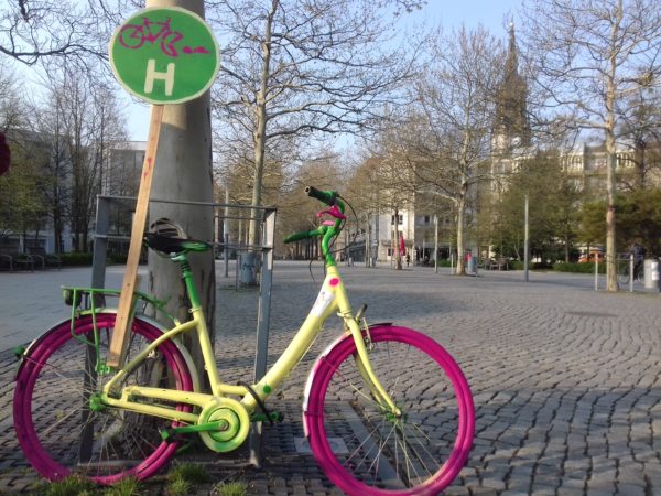 Die etwas andere Haltestelle am Jorge-Gomondai-Platz