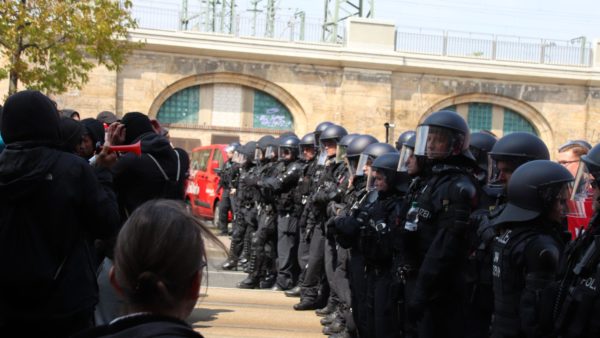 Zwischen den Lagern immer die Polizei