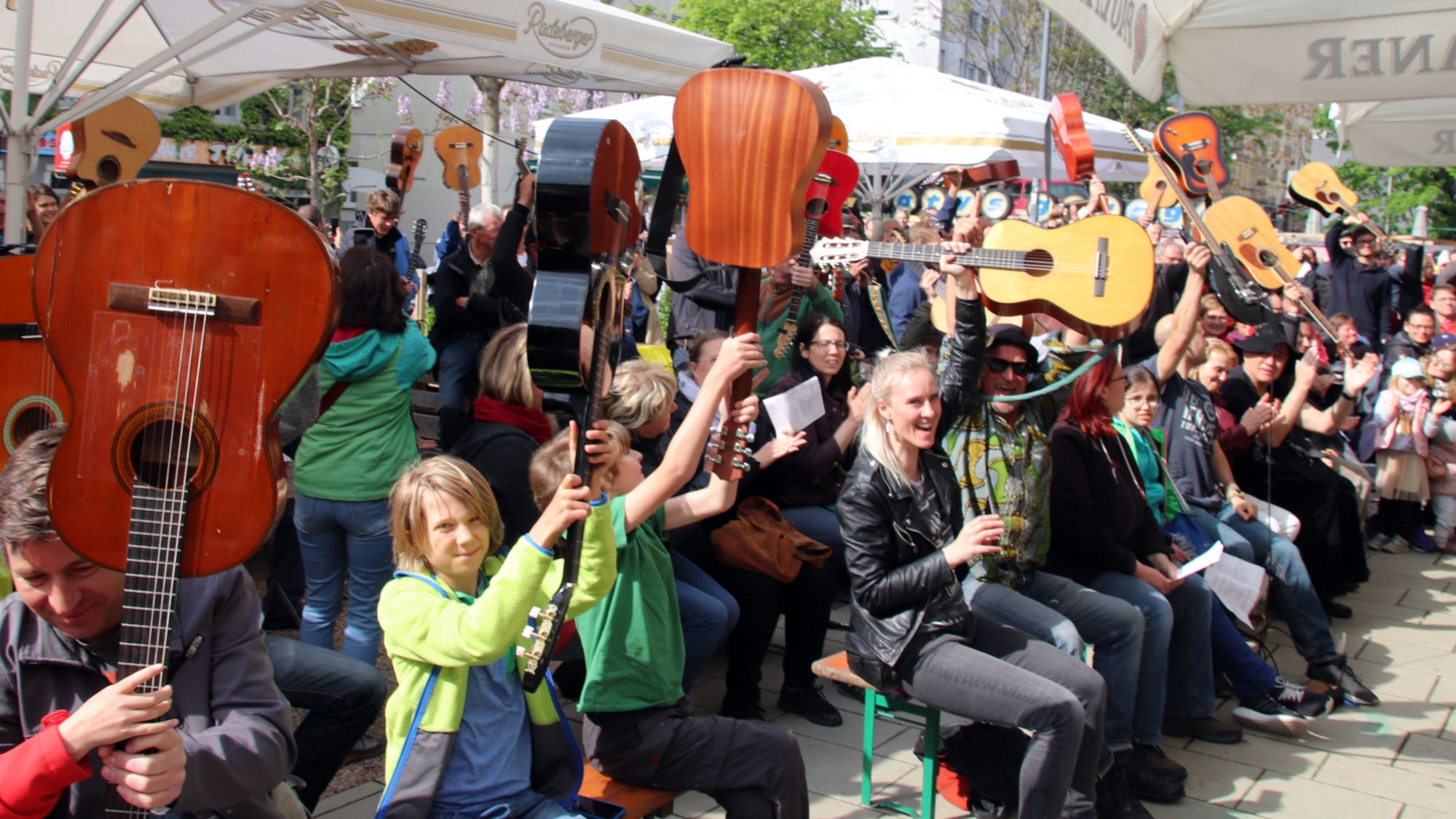 Fünf Minuten nach Vier war es vollbracht und die Gitarren konnten gezählt werden.