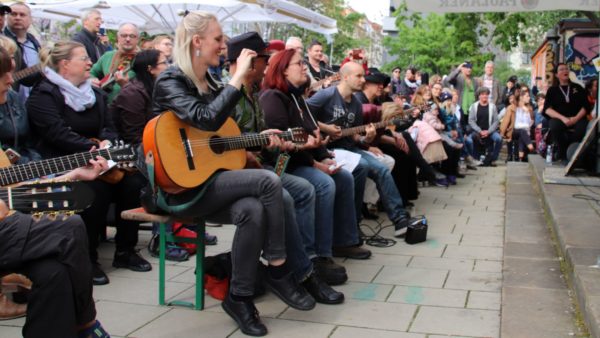 Weltrekordler*innen beim Thanks-Jimi-Festival vor der Scheune