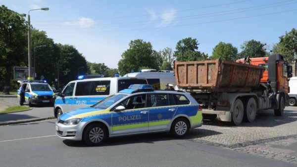 Tödlicher Verkehrsunfall an der Stauffenbergallee - Foto: Roland Halkasch