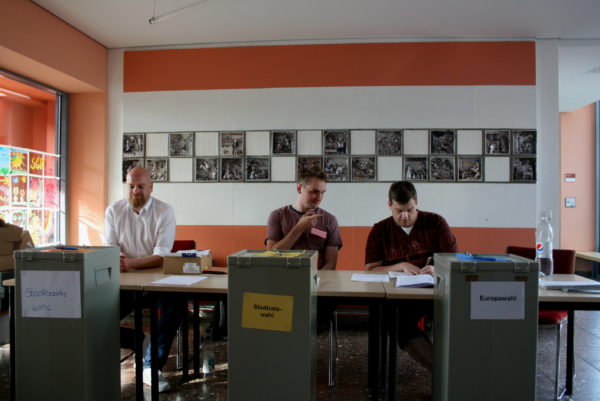 Die Wahlhelfer Christoph Niemzig, Stefan Tormalak, Tobias Rokosch beobachteten die Abgabe der Stimmen.