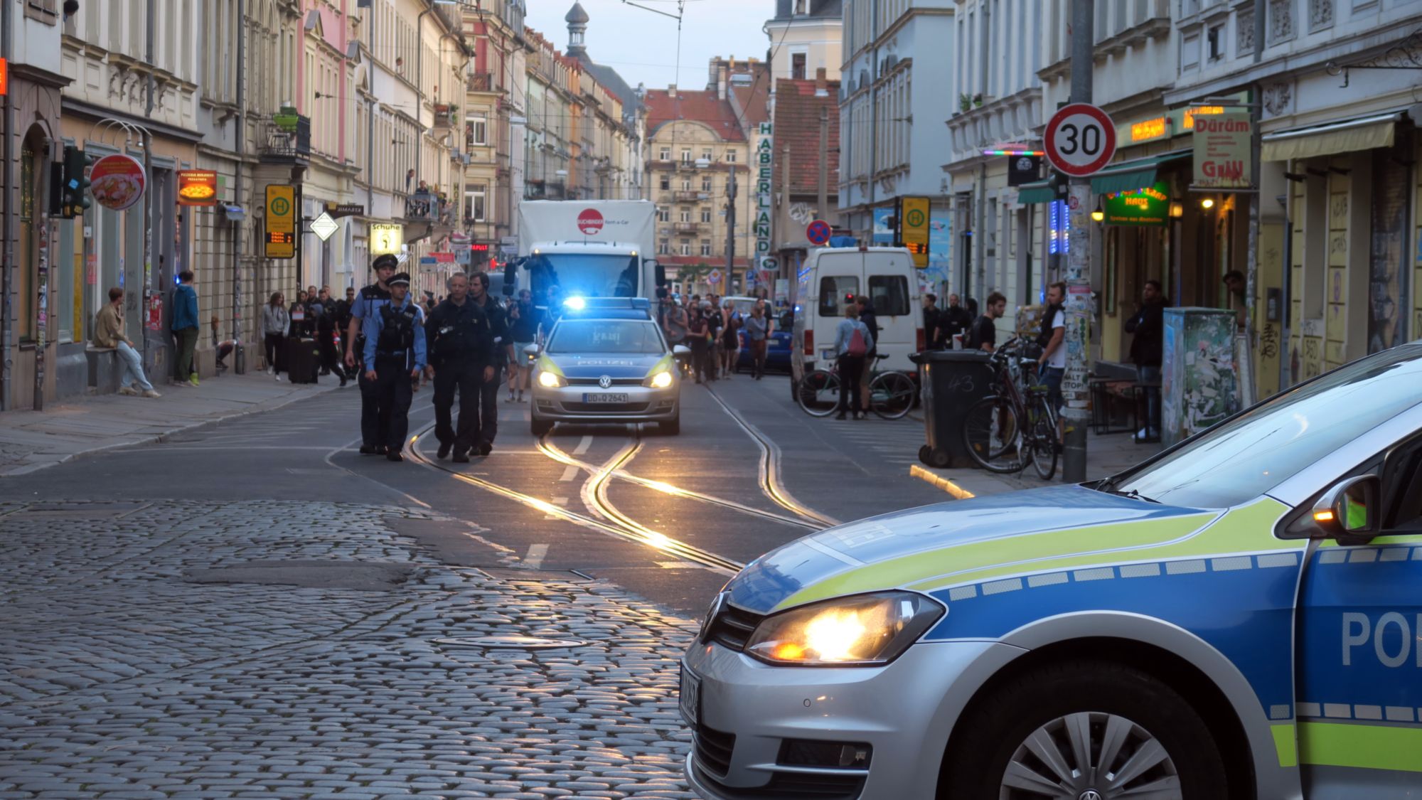 Kurz nach 20 Uhr erreichte die Demo die Neustadt