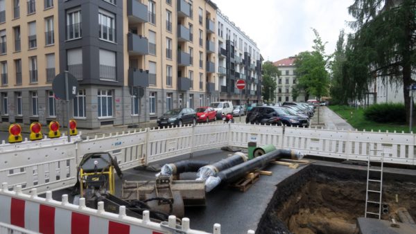 Für den Fernwärmeanschluss werden dicke Rohre verlegt.