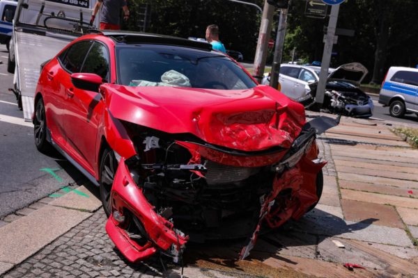 Drei Verletzte bei Verkehrsunfall am Palaisplatz. Foto: Tino Plunert