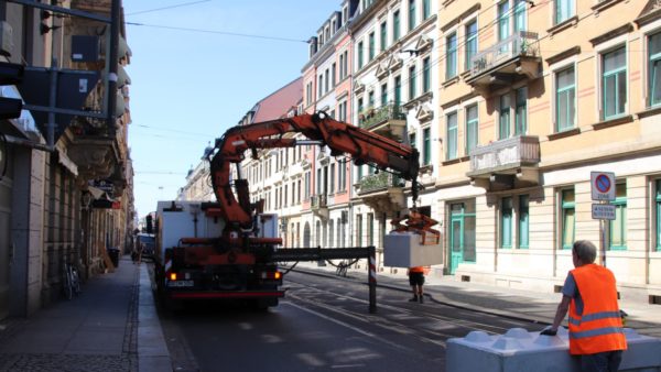 So nach und nach werden die Eingänge versperrt, ab 16 Uhr fährt die Bahn nicht mehr durchs Viertel.