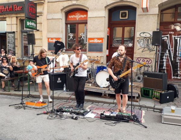 Auf der Louisenstraße performten Heliod kurzerhand ihren Blues-Rock.