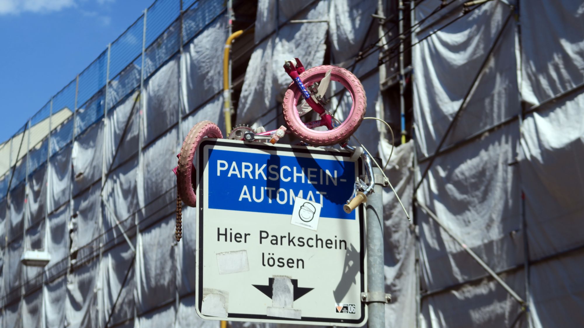 Kinderfahrrad am Parkscheinautomaten