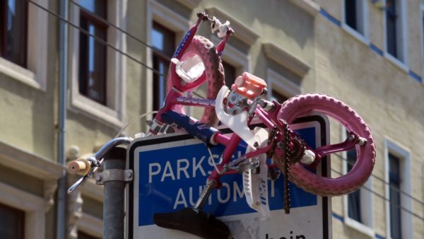 Kinderfahrrad am Parkscheinautomaten