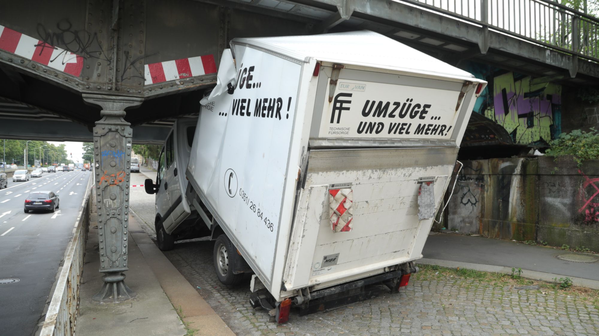 Transporter kracht in Brücke