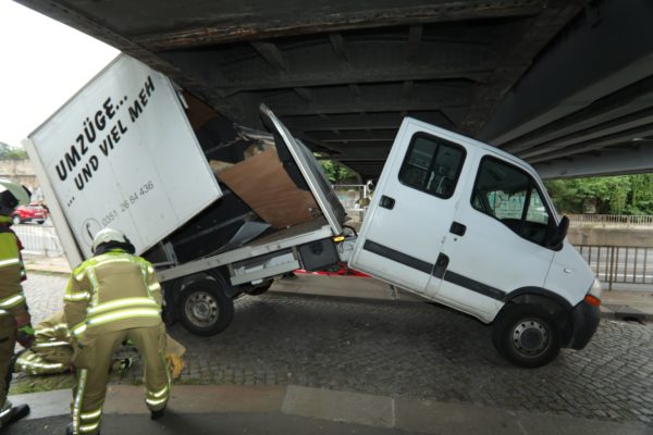 Der Umzugstransporter hatte sich unter der Brücke verkeilt. Foto: Roland Halkasch