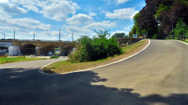 Von der Albertbrücke geht es steil zum Elberadweg nach unten. 