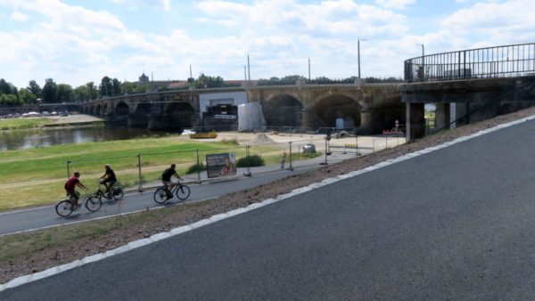 Der Radweg durch die Albertbrücke ist wieder frei.